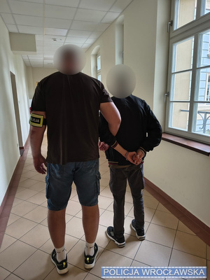 Policjant w cywilu zatrzymuje oszusta.