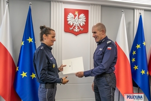 I Zastępca Komendanta Głównego Policji ściska dłoń funkcjonariuszce gratulując.