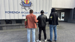 Policjanci w cywilu zatrzymują mężczyznę.