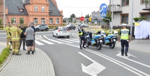 Policjanci i straż pożarna na miejscu wypadku.