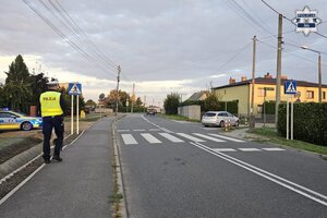 Policjant przy przejściu dla pieszych, gdzie doszło do potrącenia pieszego.