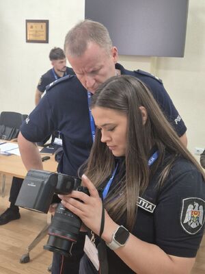 Funkcjonariusze polskiej Policji szkolą mołdawskich policjantów.