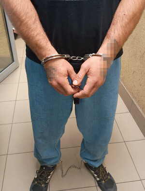 Zatrzymany w kajdankach.