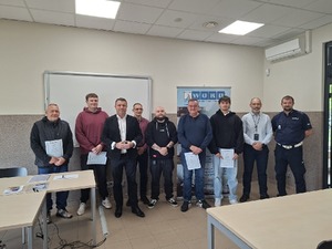Grupowe zdjęcie policjanta i uczestników szkolenia.