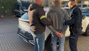 Policjanci zatrzymują mężczyznę.