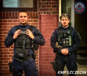 Dwaj policjanci, którzy pomogli seniorce.