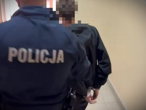 Policjant zatrzymuje mężczyznę.