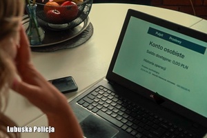 Monitor laptopa z zerowym saldem konta na ekranie.