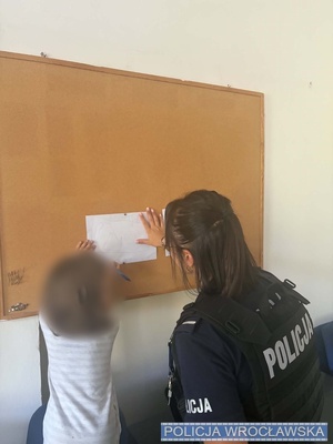 Dziecko z policjantką.
