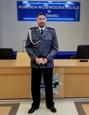 Policjant w mundurze.