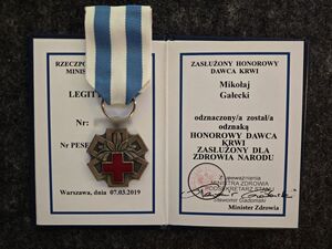 Legitymacja honorowego krwiodawcy i odznaczenie.