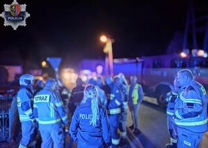 Grupa policjantów i strażaków.