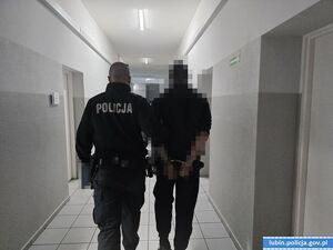 Policjant zatrzymuje mężczyznę.