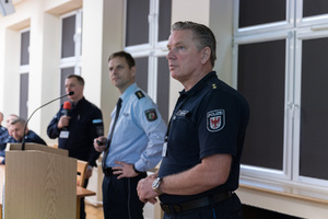 policjant przemawia.