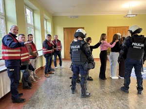 policjanci i nastolatki.