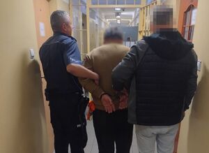 Policjanci zatrzymują mężczyznę.
