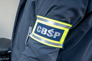 Opaska na ramieniu z napisem CBŚP.