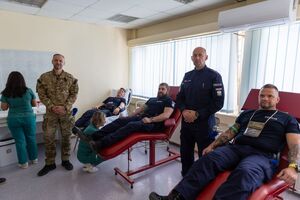 Policjanci JSPP w Kosowie oddają krew.