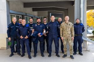 Policjanci JSPP w Kosowie, którzy oddali honorowo krew pozują do zdjęcia.