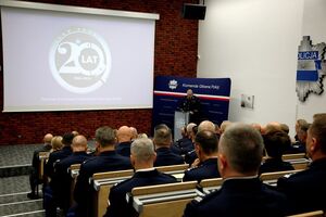 policjanci patrzą na prezentację.