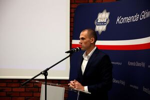 mężczyzna się wypowiada.