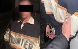 Kolaż dwóch zdjęć: po lewej stronie zatrzymany mężczyzna, po prawej widoczne dłonie zatrzymanego i ręka policjanta.