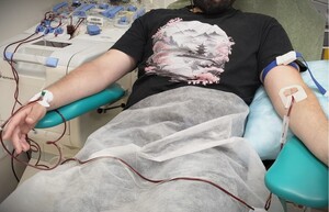 Mężczyzna w pozycji półleżącej oddaje krew.