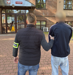 Policjant zatrzymuje nieletniego.