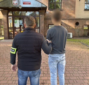 Policjant zatrzymuje nieletniego.