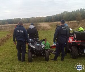 Policjanci pomagają zaginionemu mężczyźnie.