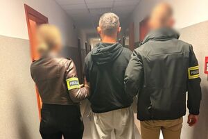 Policjanci zatrzymują mężczyznę.