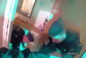 Policjanci w pokoju.