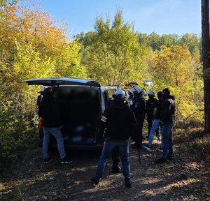 Przy busie policjanci i zatrzymani pseudokibice.