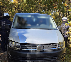Przy busie policjanci i zatrzymani pseudokibice.