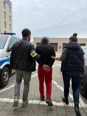 Policjanci w cywilu zatrzymują mężczyznę.