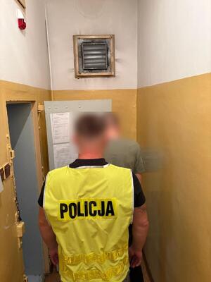 Policjant i zatrzymany w wąskim korytarzu.