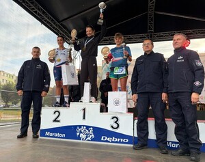 Policjantka na podium.