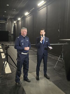 Uczestnicy briefingu.