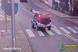 Stop klatka z nagrania z monitoringu, na którym widać jak samochód na pasach uderza w pieszą.