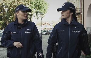 Dwie dzielnicowe idą obok siebie.