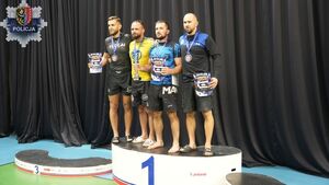 Zwycięzcy na podium z medalami.