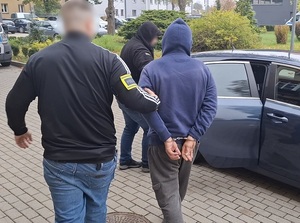 Policjant zatrzymuje mężczyznę.