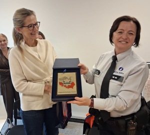 Przekazanie podziękowania przedstawicielce Policji w Brukseli.