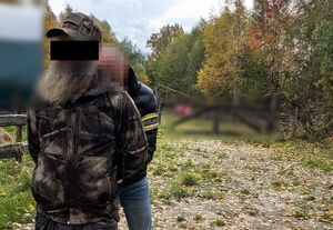 Policjant zatrzymuje mężczyznę.