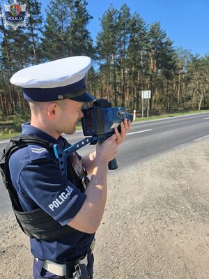Policjant mierzy prędkość.