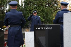 komendant składa wieniec na grobie.