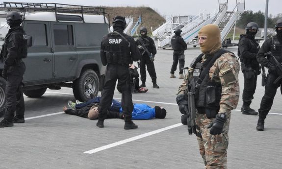 Policyjni Antyterroryści Uwalniali Zakładników Na Lotnisku - Policja.pl ...