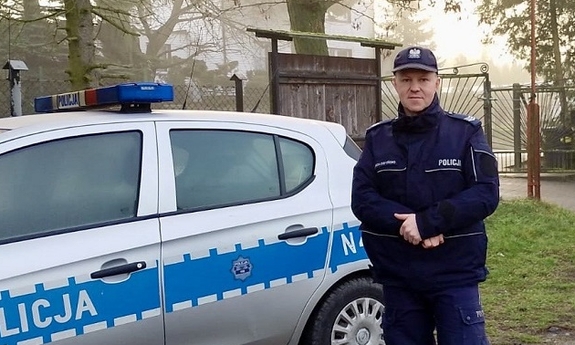 Walka z czasem nad rzeką Wierzyca. Policjant i nauczyciel uratowali życie tonącego kierowcy