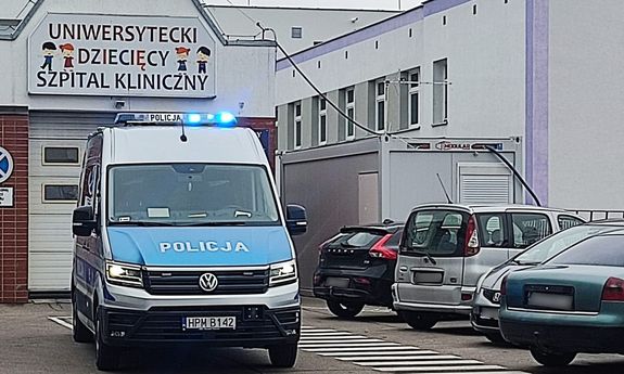 Policjanci pilotowali samochód z 9-latką, która traciła przytomność