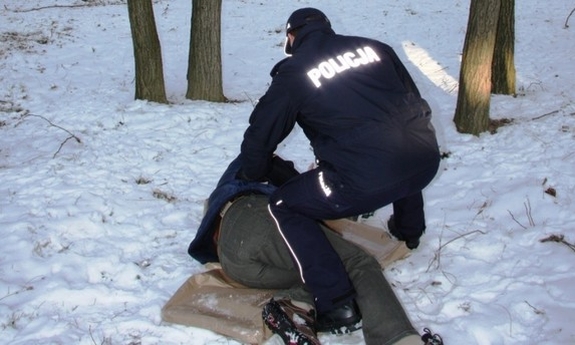 Dzięki zgłoszeniu świadka policjanci pomogli mężczyźnie, któremu groziło wychłodzenie